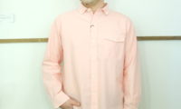 コロナ、戦争、ジェームスアンドコーのシャツはピンク。